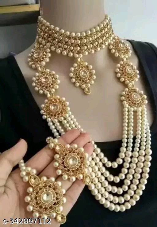 golden jewellery set*